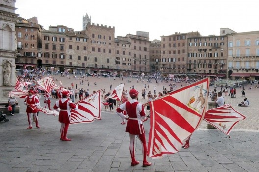 O desfile da Contrada da Giraffa, que começara na Praça do Duomo, acaba de chegar na Piazza del Campo, abrindo o Pálio de 2017.