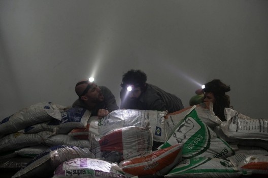 Trabalho com sacos de terra formando espaços