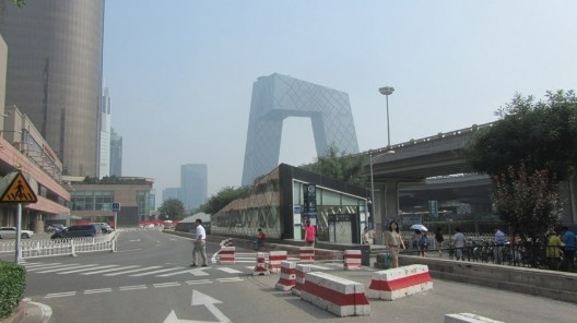 Saída da estação de metrô Guomao “combina” com o prédio do OMA