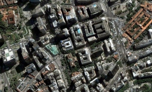 Lúcio Costa e equipe, Ministério da Educação e Saúde, Rio de Janeiro, 1936. O partido adotado só faz sentido por estar circundado por quarteirões tradicionais totalmente ocupados. O vazio resultante ganha importância por contraste