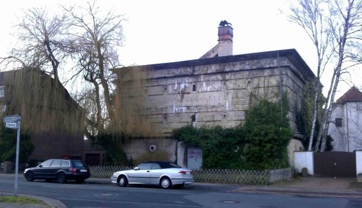 Bunker antiaéreo construído em 1942 no bairro residencial Vinnhorst em Hannover. O bunker, com proporções e volumetria semelhantes aos edifícios vizinhos e com cobertura de telhas estava perfeitamente camuflado