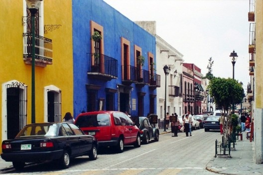 Puebla, c. 2003. Rua com casario tradicional
