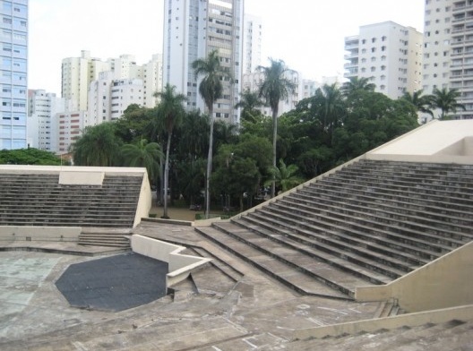 Centro de Convivência. O símbolo engolido pela cidade