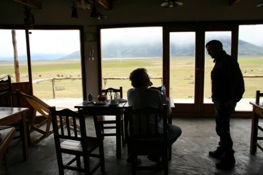 Conversa com o proprietário Sr. Nico, regada a cerveja gelada al tiempona, na sala envidraçada com bela paisagem ao fundo