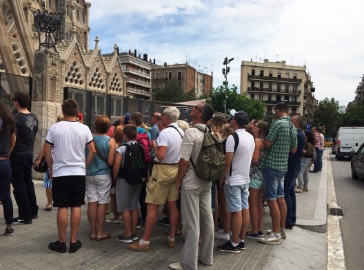 Grupo de turistas na calçada da fachada do Nascimento, 2015