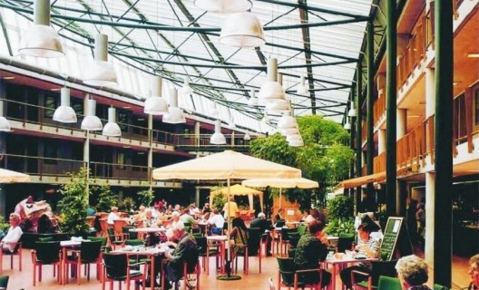 Pátio central permeável em conjunto de apartamentos com serviços integrados, Roterdã