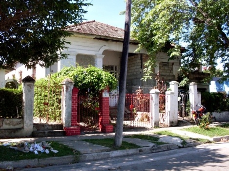 Vivienda cuartería donde puede observarse el cierre parcial del corredor, lo cual evidencia la visible pérdida de los valores de la fachada original del inmueble.