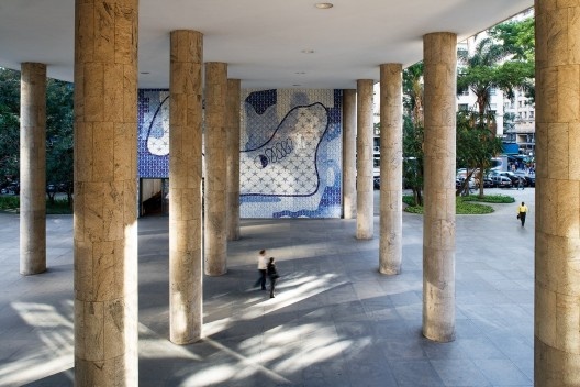 Ministério da Educação e Saúde Pública, Rio de Janeiro, 1935-1937. Arquitetos Lúcio Costa, Oscar Niemeyer, Affonso Eduardo Reidy, Carlos Leão, Jorge Machado Moreira e Ernani Vasconcellos, consultoria de Le Corbusier
