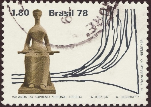 Selo comemorativo ao \"150º aniversário do Supremo Tribunal Federal do Brasil\", 1978. Desenhos da escultura “A Justiça”, de Alfredo Ceschiatti, e do Palácio da Justiça, de Oscar Niemeyer