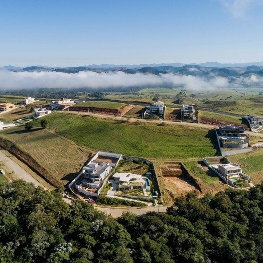 Casa LLF, São José dos Campos SP Brasil, 2019. Arquitetos João Paulo Daolio e Thiago Natal Duarte (autores) / Obra Arquitetos