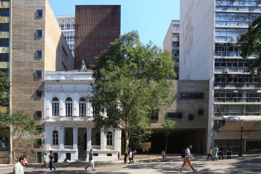 Praça das Artes, passagem perpendicular, lateral ao prédio restaurado do Conservatório Dramático Musical de São Paulo, São Paulo SP, 2012. Arquitetos Marcelo Ferraz, Francisco Fanucci e Marcos Cartum/ Brasil Arquitetura
