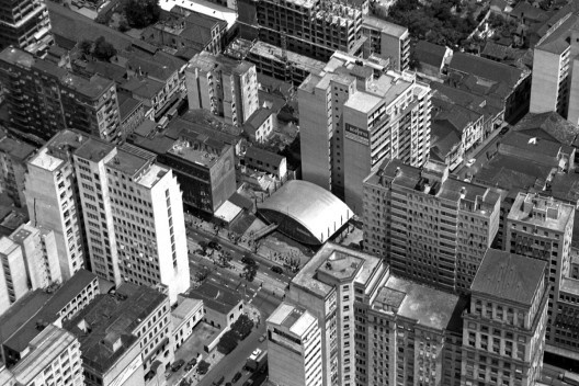 Visão aérea do stand entre os edifícios