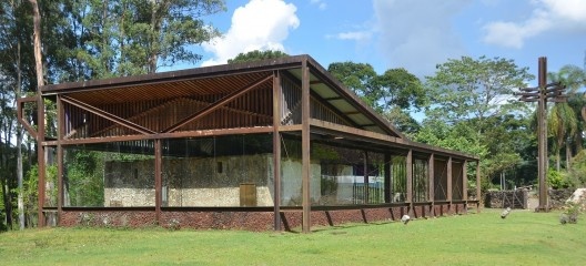 Parte posterior da Capela de Santana ao Pé do Morro