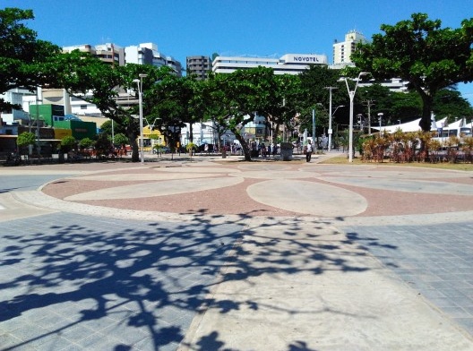 Largo da Mariquita após a reforma da orla do Rio Vermelho