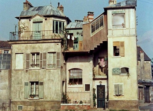 Habitação coletiva em que mora o senhor Hullot, no subúrbio da cidade, cena de Meu Tio (Mon Oncle), filme de Jacques Tati