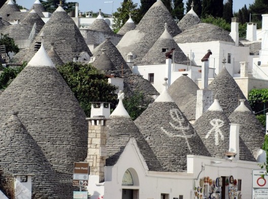 As casas quadradas com telhados cônicos de Alberobello, Itália