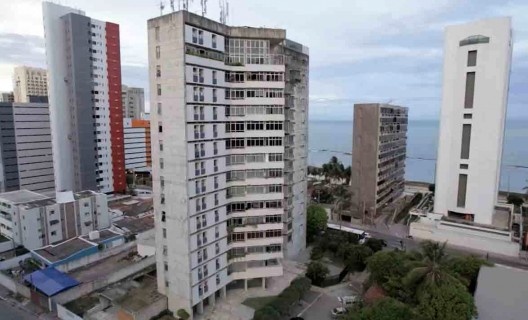 Edifício Villa da Praia inserido no contexto urbano