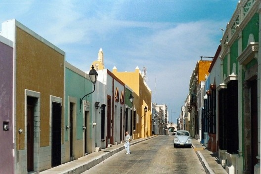 Campeche, rua com casario na cidade fortificada, c. 2003