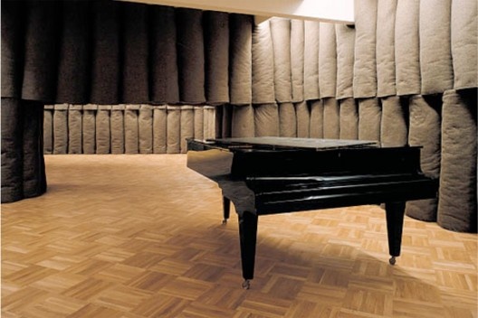 Joseph Beuys, Plight. Instalação com 43 elementos de feltro cinza com 5 rolos cada um, piano, quadro preto, termômetro, 3,10x8,90x13,15, Centre Georges Pompidou, Paris.