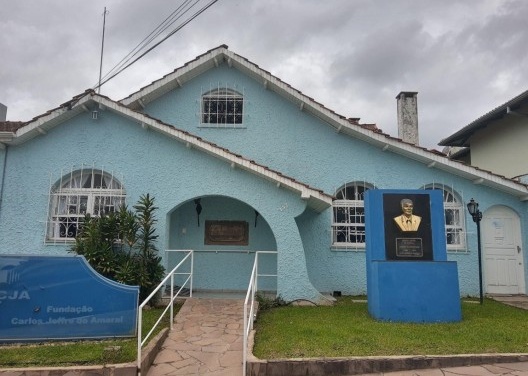 Casa que representa a linguagem popularizada simplificada em Lages