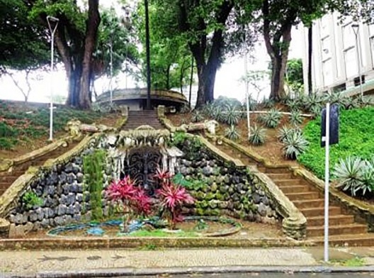 Praça João Clímaco: gruta e escadaria