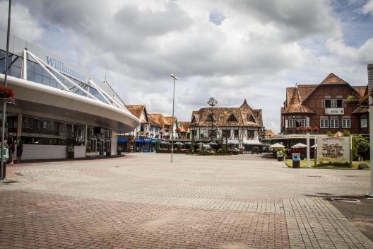 Parque Vila Germânica, Blumenau. Vista de parte do conjunto a partir da praça externa. À esquerda, o centro de eventos da Vila; ao centro e à direita, estabelecimentos comerciais abertos ao público durante todo o ano