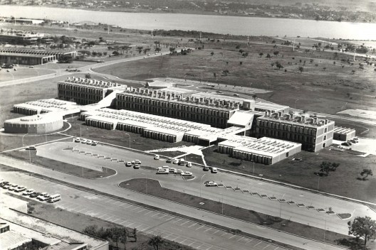 Faculdade de Ciências da Saúde da UnB, vista aérea do conjunto, 1975, arquitetos Adilson Macedo e Érico Weidle