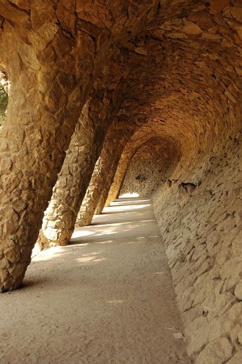 Parque Güell, passarela, Barcelona, Espanha, 1914. Arquiteto Antoni Gaudi
