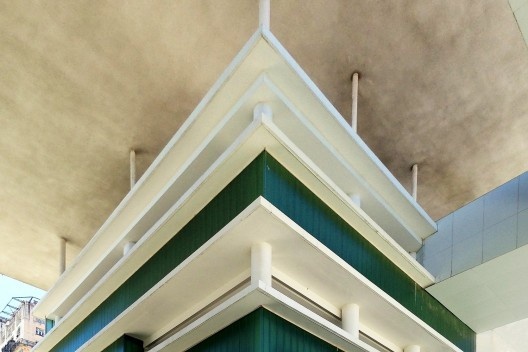 Museu de Arte do Rio – MAR, cobertura esvoaçando sobre os edifícios novo e antigo, Rio de Janeiro. Escritório Bernardes & Jacobsen