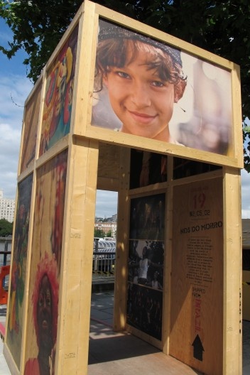 Módulos de exposição situados ao longo do Tamisa, Southbank. Dedicados a temas relacionados com o Rio Occupation Festival