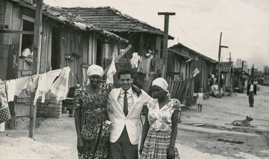 Da esquerda para direita, Carolina Maria de Jesus, Aurélio Dantas e Ruth de Souza na favela do Canindé