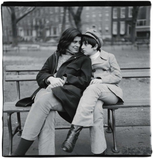 Susan Sontag com seu filho, David Rieff, Nova York, 1965. Foto de Diane Arbus, tema de texto crítico de Sontag no seu livro On photography, de 1973