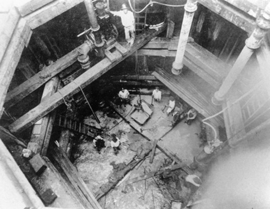 Montagem da ensecadeira para a concretagem do pilone da torre principal