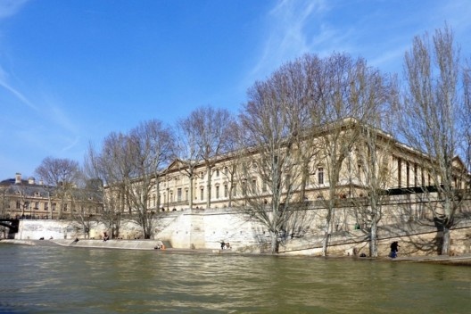Vista da arquitetura parisiense a partir do rio Sena
