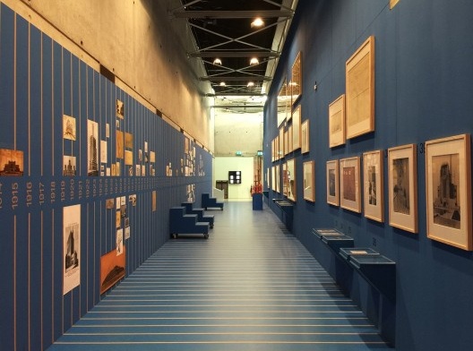 Uma das três salas da mostra “The Human Insect: Antenna Architectures 1887-2017”