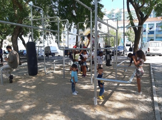 “Boxing boxes”, intervenção em conjunto habitacional do SAAL em Olaias, Trienal de Arquitetura de Lisboa 2019