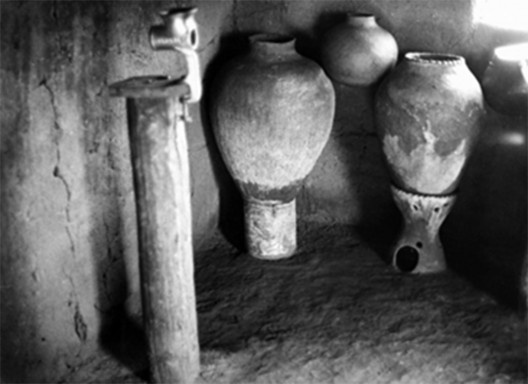 Na cozinha, o suporte para a máquina de moer carne ocupa um espaço reduzido; as jarras e o pote de barro se equilibram sobre suportes improvisados. Município de Pombal PB