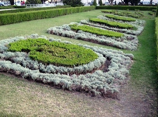 Elementos paisagísticos como arte pública e arte pública em contentores des escultura: Escudos em mosaicultura