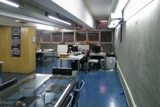 João Batista Vilanova Artigas, Residência Telmo Porto, São Paulo, 1968. Vista dos quartos transformados em escritório (notar a iluminação artificial e dutos de ar-condicionado)