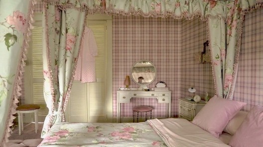 Quarto de Elizabeth, estampa xadrez nos papéis de parede combinada com o floral na cama. Cena do filme O Gambito da Rainha, direção de Scott Frank