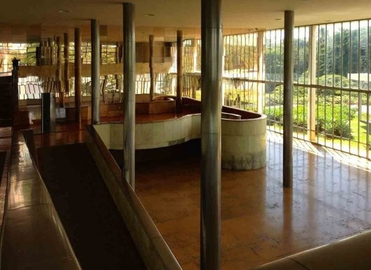 Cassino, magia do espelho articula as paisagens reais e refletidas no interior do salão, Pampulha, Belo Horizonte