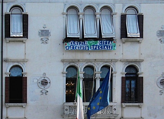 Faixa em janela, “Cidade de Veneza com estatuto especial”, Veneza