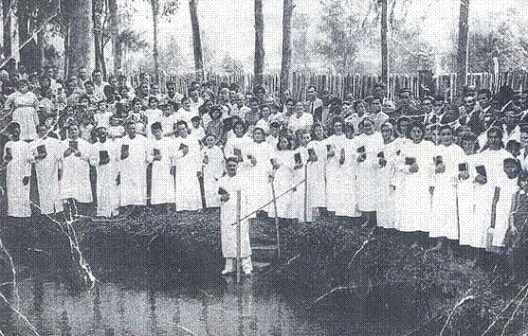 Fig. 4 - Evangélicos realizando batizado coletivo no ribeirão Jacaré em 1962