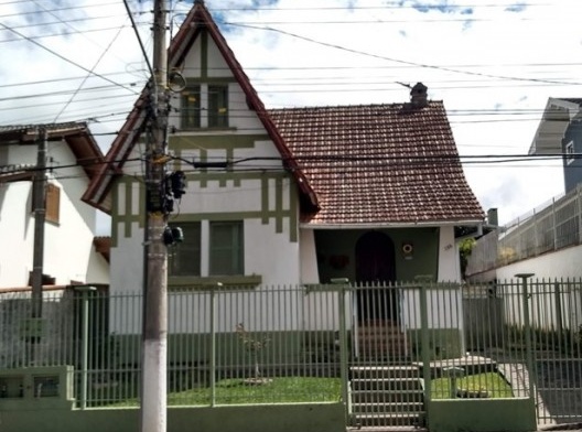Residências populares térreas: dois volumes. Corpo principal, varanda embutida e volume projetado. Localização: rua General Nepomuceno, Lajes