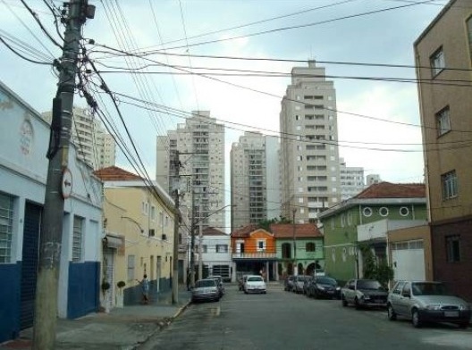 Paisagens em contraste: baixos gabaritos em primeiro plano e altos gabaritos ao fundo. Foto de jan. 2011