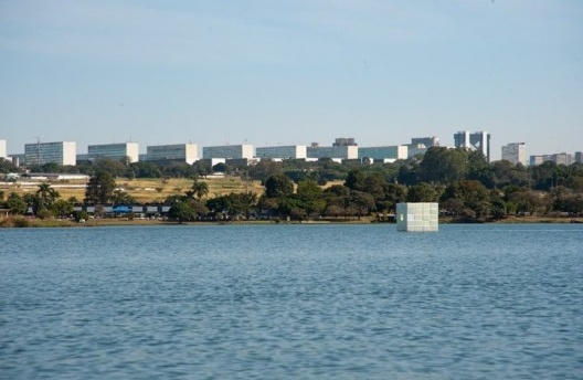 Guto Lacaz, “OFNI – objeto flutuante não identificado”, Lago Paranoá, Brasília, 2011