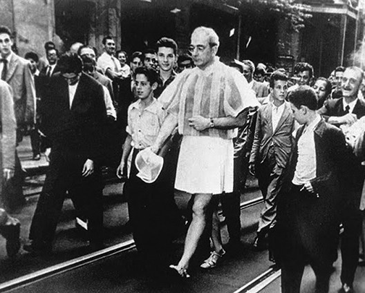 Flávio de Carvalho no lançamento de seu Traje de Verão, em 1956. In: MATTAR, Denise. Flávio de Carvalho, 100 anos de um revolucionário romântico.São Paulo: Museu de Arte Brasileira da FAAP; Rio de Janeiro, Centro Cultural Banco do Brasil, 1999.