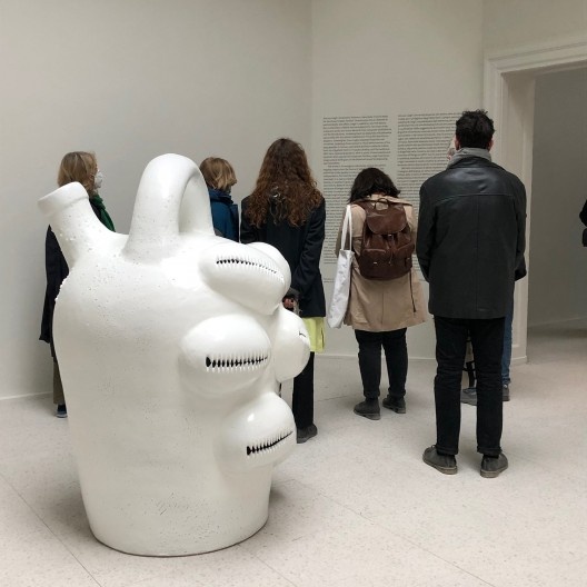Simone Leigh, escultura em barro na exposição Sovereignty, Pavilhão nacional dos Estados Unidos