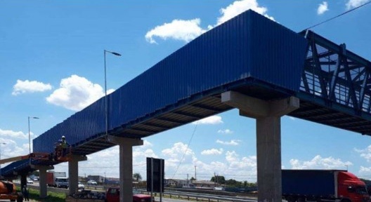 Passarela com visão vedada