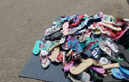 Exposição de sandálias a venda na feira de Arapiraca AL